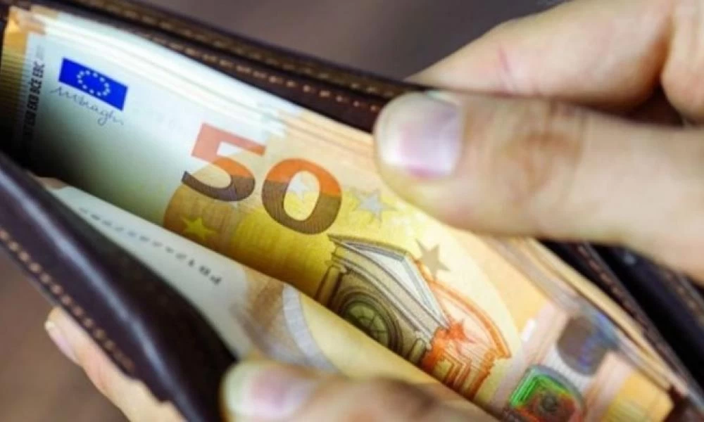 Οικονομική ενίσχυση 400 ευρώ σε ελεύθερους επαγγελματίες και επιστήμονες